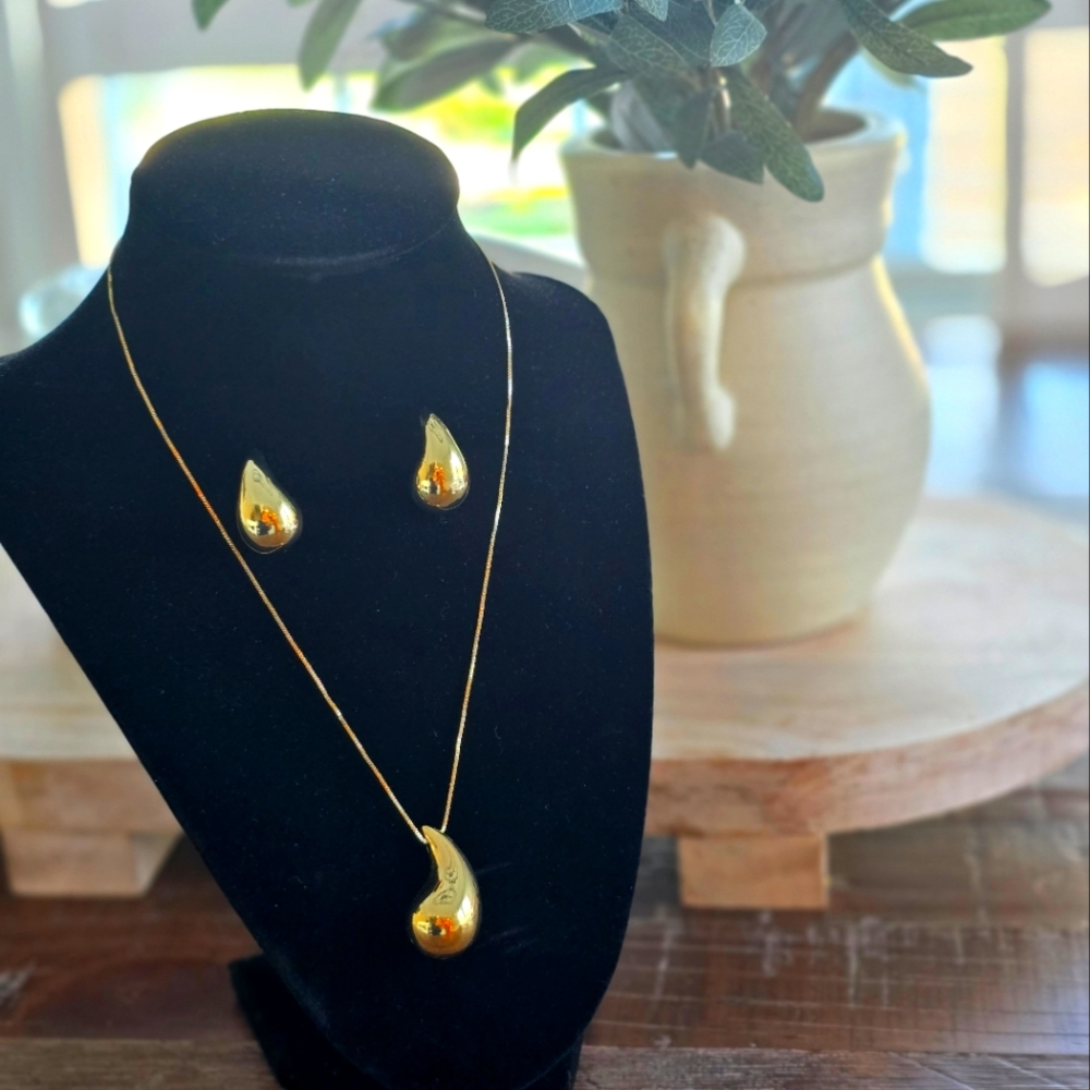 Elegant 18k Gold Over Silver Teardrop Jewelry Set
